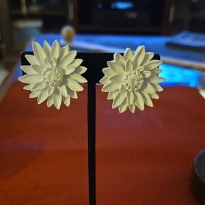 CLOSET CLEAN OUT!!!    Celluloid White Flower Clip-on Earrings